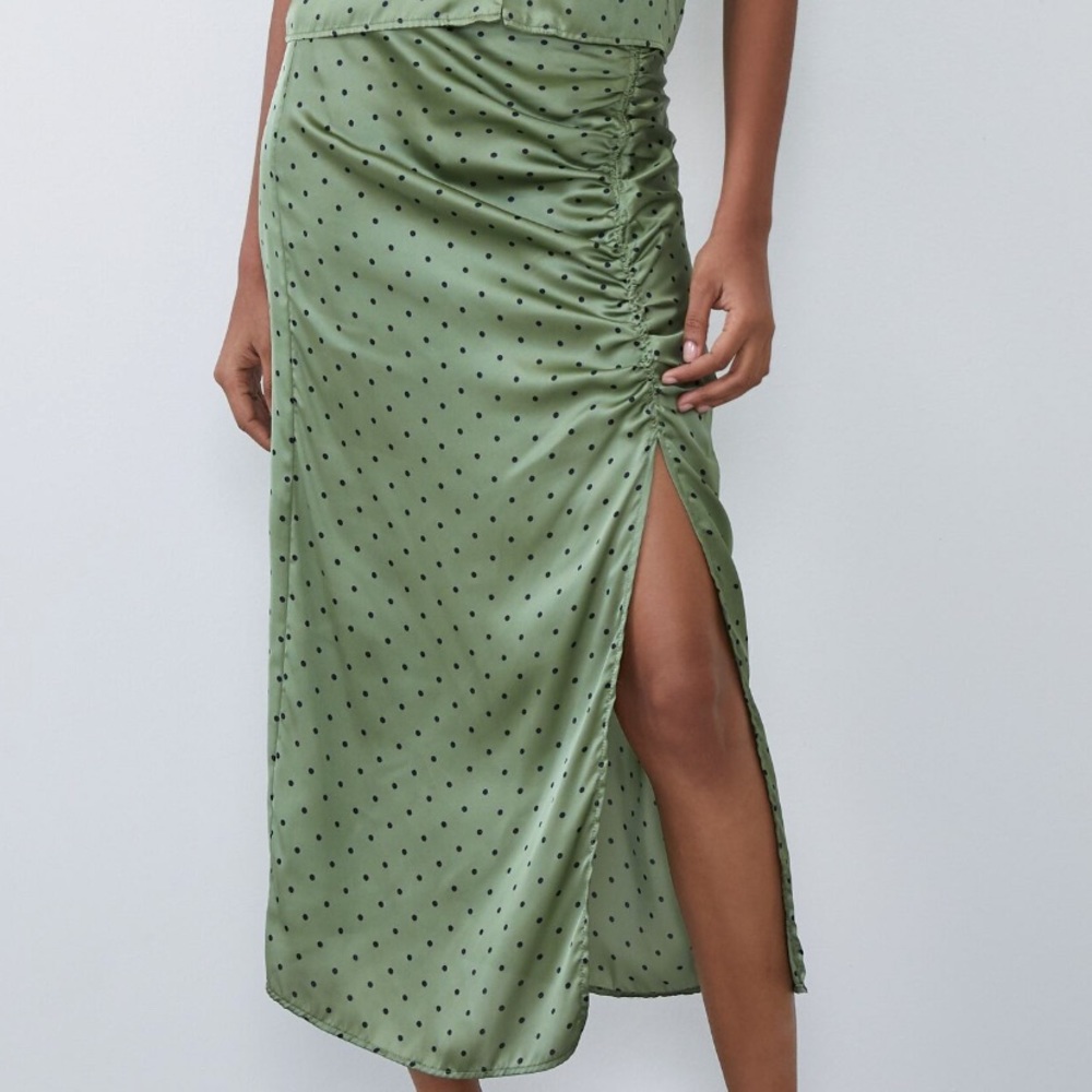 Zara satin-like ruched side split skirt✨